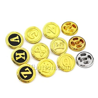 کوٹ کے لیے بڑے سیاہ بٹن